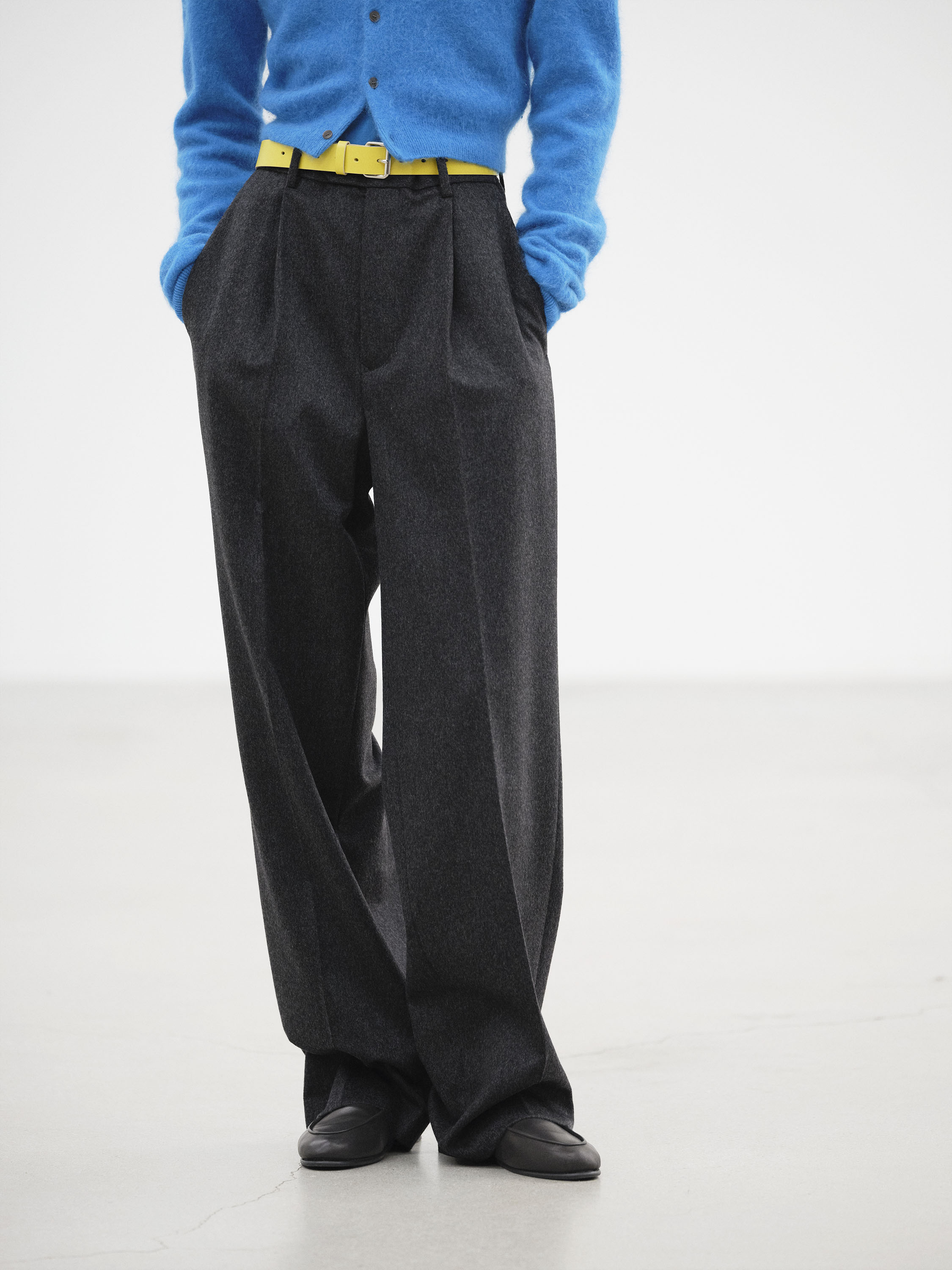 CASHMERE MOLESKIN TWO-TUCK SLACKS 詳細画像 TOP CHARCOAL 1