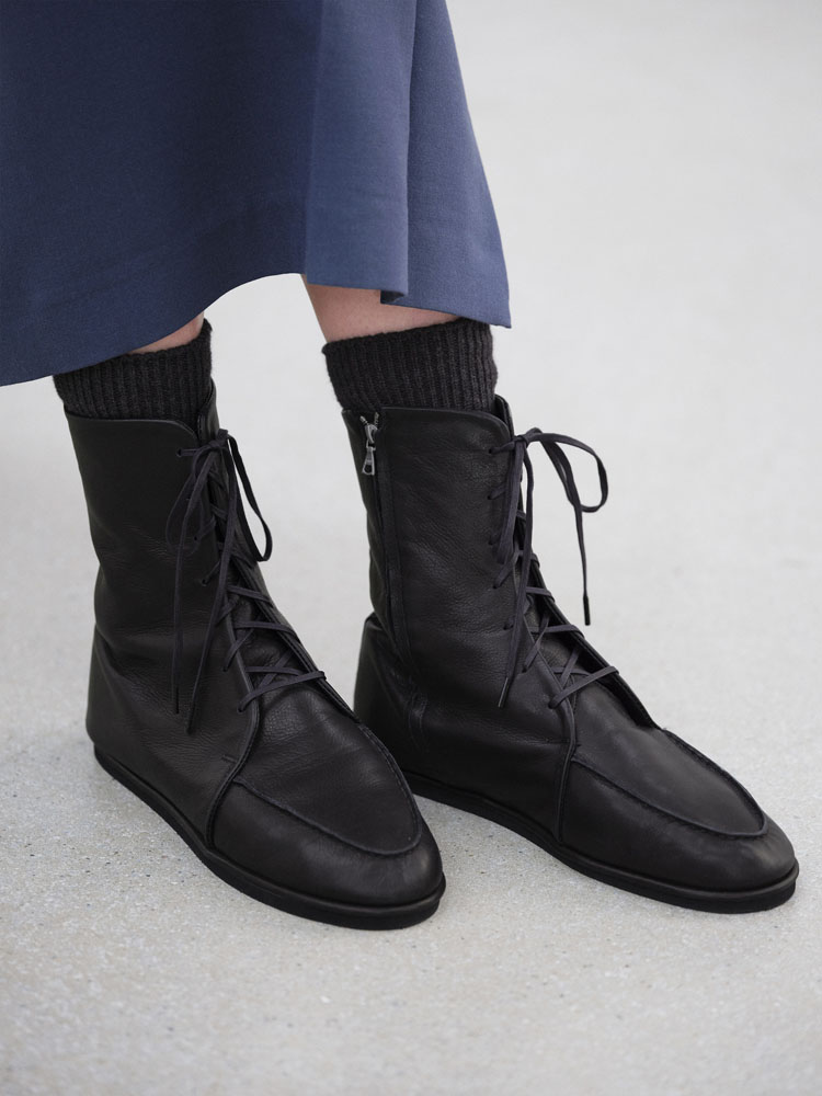 SOFT LEATHER LACE-UP BOOTS